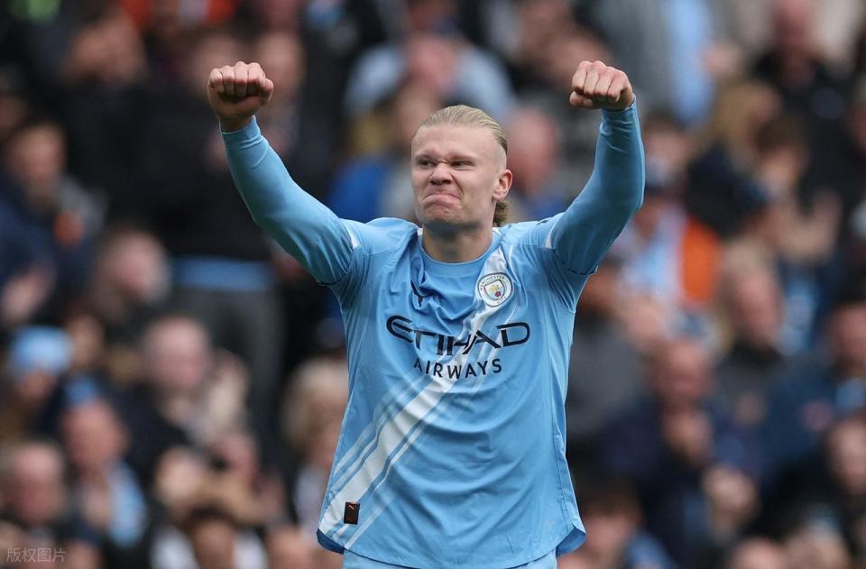 次交手中, 禁区左侧接